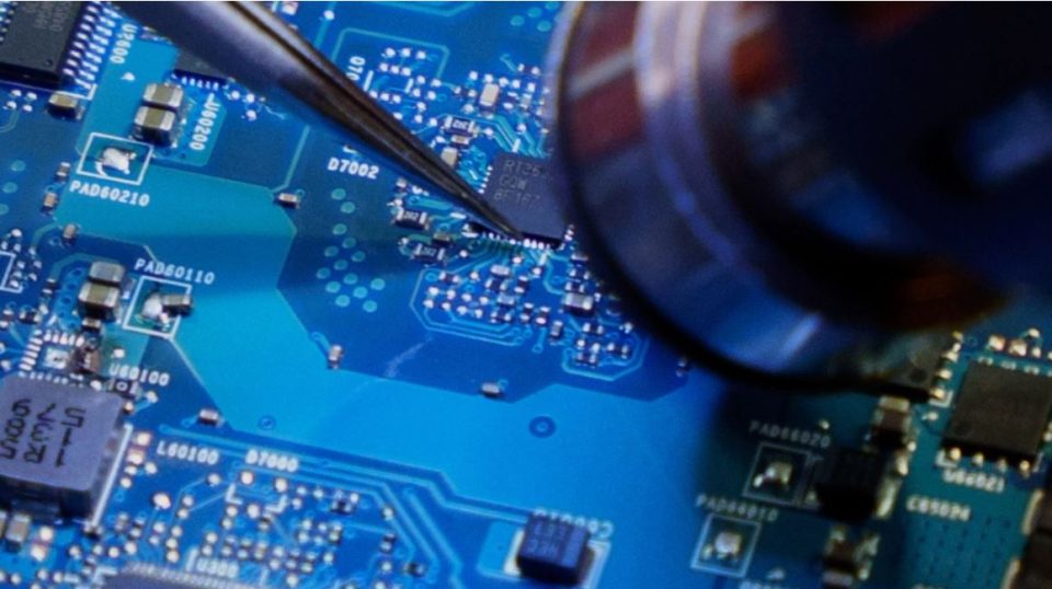 shba-te-njoftojne-tarifa-te-reja-per-mikrocipat-e-importuar-nga-kina,-do-hyjne-ne-fuqi-ne-vitin-2027!