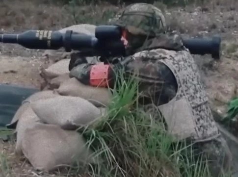 kurti-prezanton-sistemin-raketor-antitank-“panzerfaust-3”,-me-te-cilin-eshte-pajisur-fsk-ja