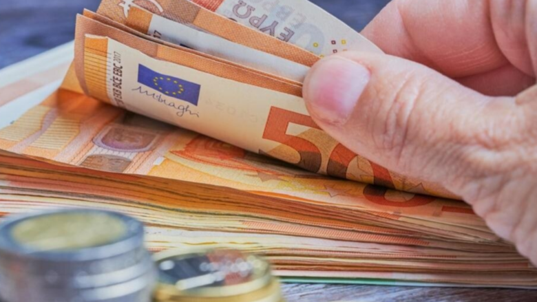 kurti-njofton-se-do-te-ndahen-nga-100-euro-per-femijet-dhe-pensionistet-ne-fundvitit