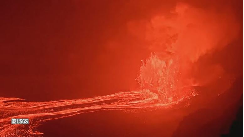 video/-shperthen-perseri-vullkani-kilauea-ne-hawaii,-shkarkon-10-milione-meter-kub-llave-brenda-24-oresh!-pamjet-e-spektaklit-te-frikshem