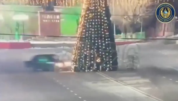 video-shoferi-ben-manovra-te-rrezikshme-dhe-perplaset-me-pemen-gjigante-te-krishtlindjes!-policia-i-vendos-gjobe-dhe-e-urdheron-qe…