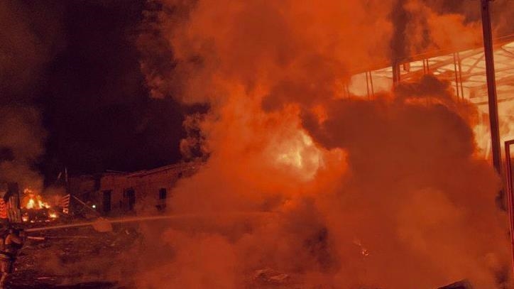 indi,-te-pakten-9-te-vdekur-pasi-nje-autobus-pasagjeresh-perfshihet-nga-flaket