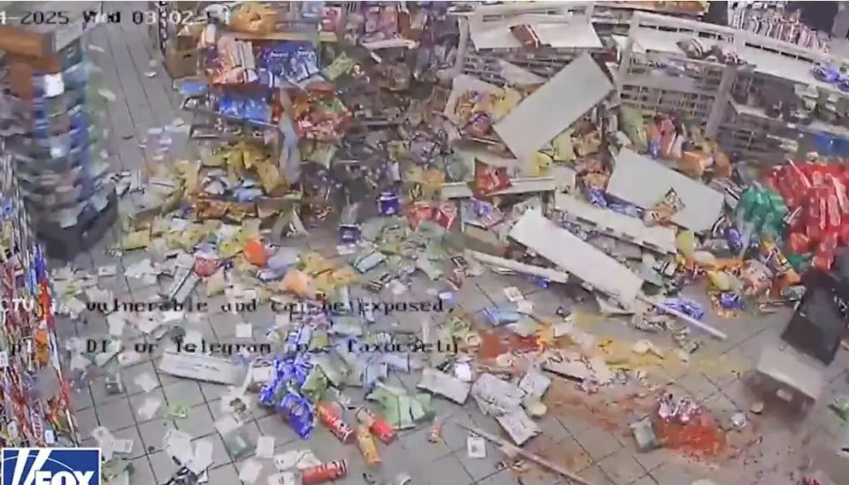 video/-cmenduri-ne-mes-te-teksasit-per-krishtlindje,-grabitesit-lidhin-me-kabllo-bankomatin-e-marketit-dhe-e-terheqin-zvarre-neper-rruge!-pamjet-behen-virale