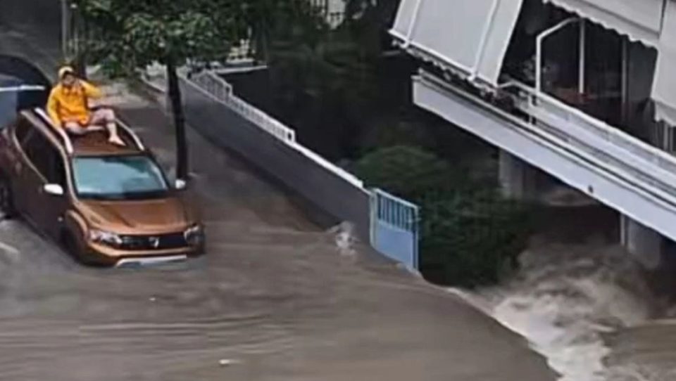 video/-permbytje-katastrofike-ne-greqi,-uji-merr-perpara-gjithcka-dhe-shkakton-panik,-thellesia-shkoi-ne-1,5-metra!-shikoni-pamjet