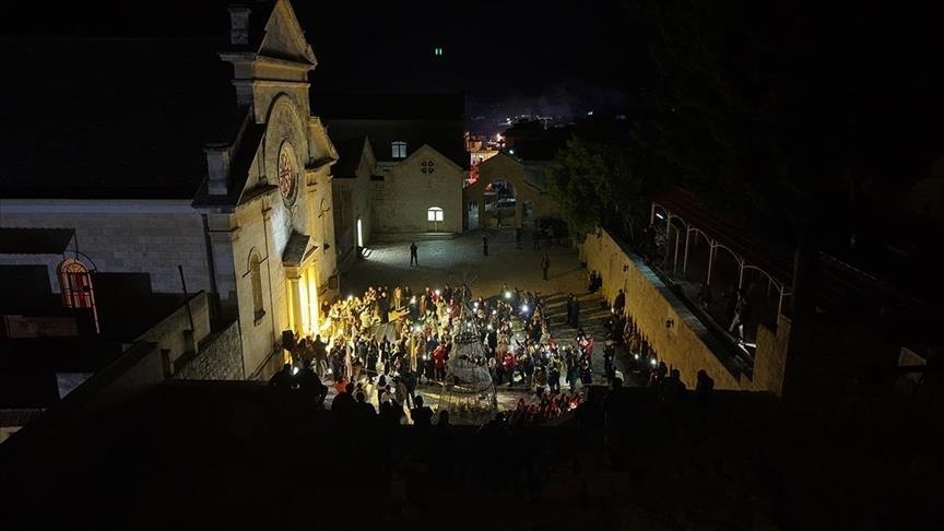 te-krishteret-siriane-shenojne-krishtlindjet-me-lutje-dhe-thirrje-per-paqe