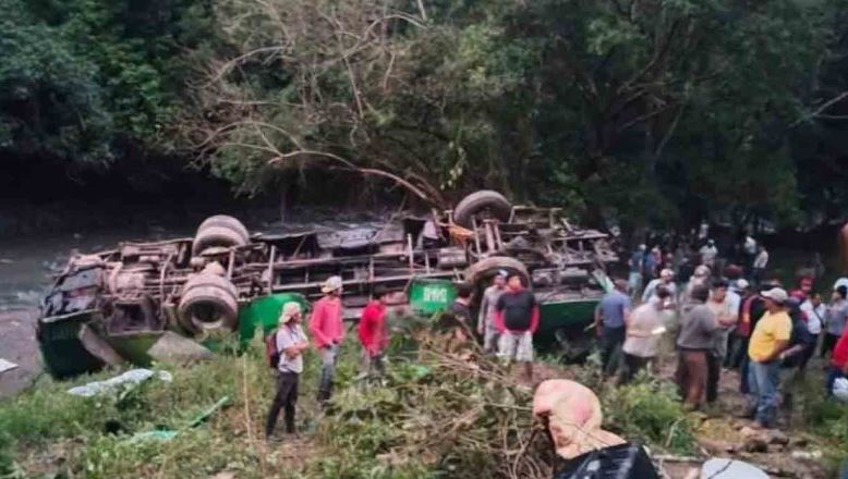 foto/-tragjedi-ne-meksike,-autobusi-bie-180-metra-ne-humnere,-te-pakten-8-pasagjere-te-vdekur-dhe-19-te-plagosur!