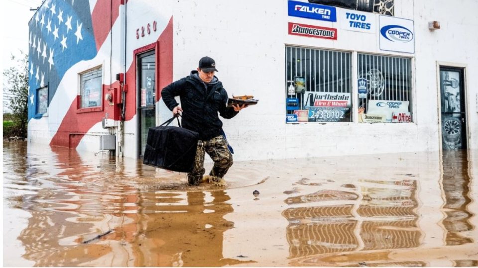 video/-stuhia-dimerore-godet-kalifornine!-permbytje,-shira-te-rrembyshem-dhe-ere-me-shpejtesi-100-km/ore!-shpallet-gjendja-e-jashtezakonshme,-shikoni-pamjet