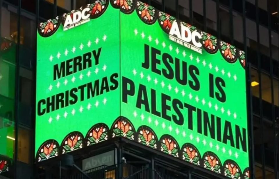 “jezusi-eshte-palestinez”-–-tabela-ne-times-square-te-new-york-ut-shkakton-reagime-te-ashpra:-mesazhi-eshte-provokues-dhe-percares