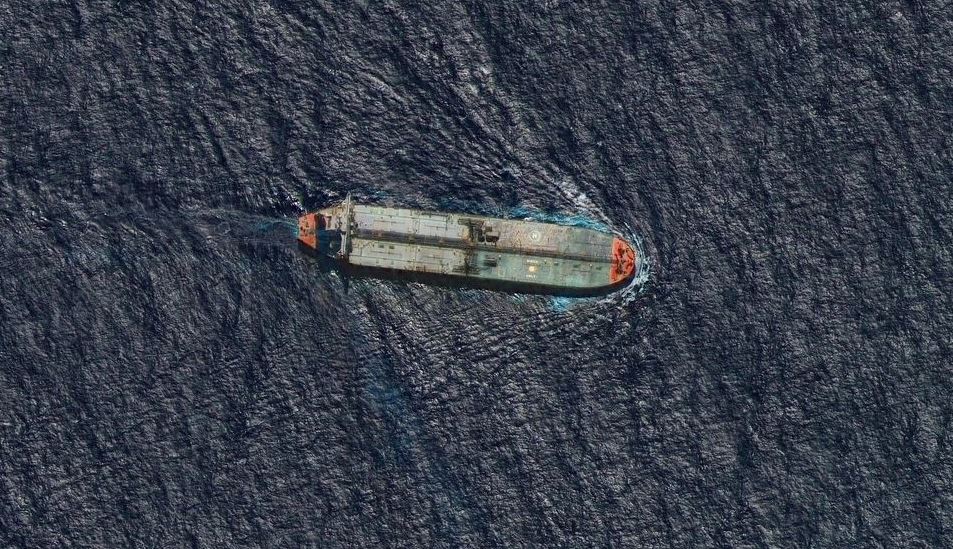 irani-publikon-videon-e-sulmit-ndaj-cisternes-qe-sekuestroi-ne-gjirin-persik,-teherani-pretendon-se-transportonte-tonelata-karburant-kontrabande