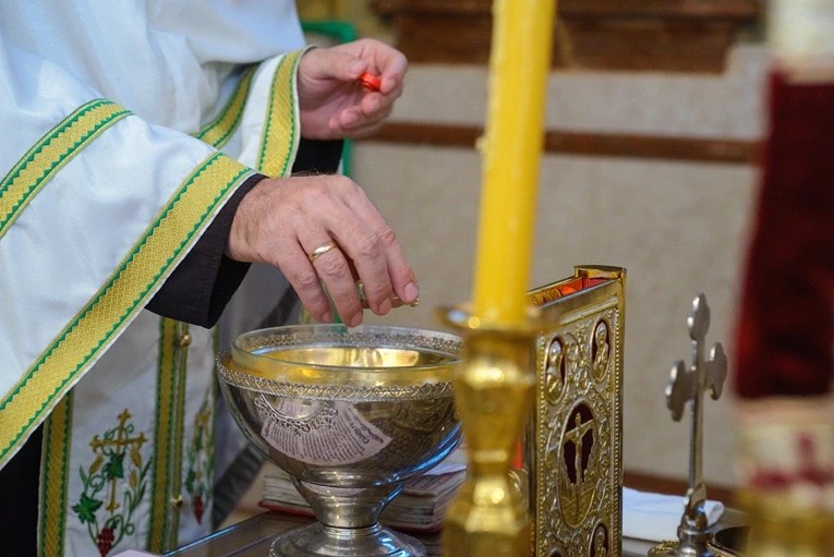 arrestohet-nje-prift-ne-mal-te-zi-per-abuzim-seksual-te-dy-te-miturve