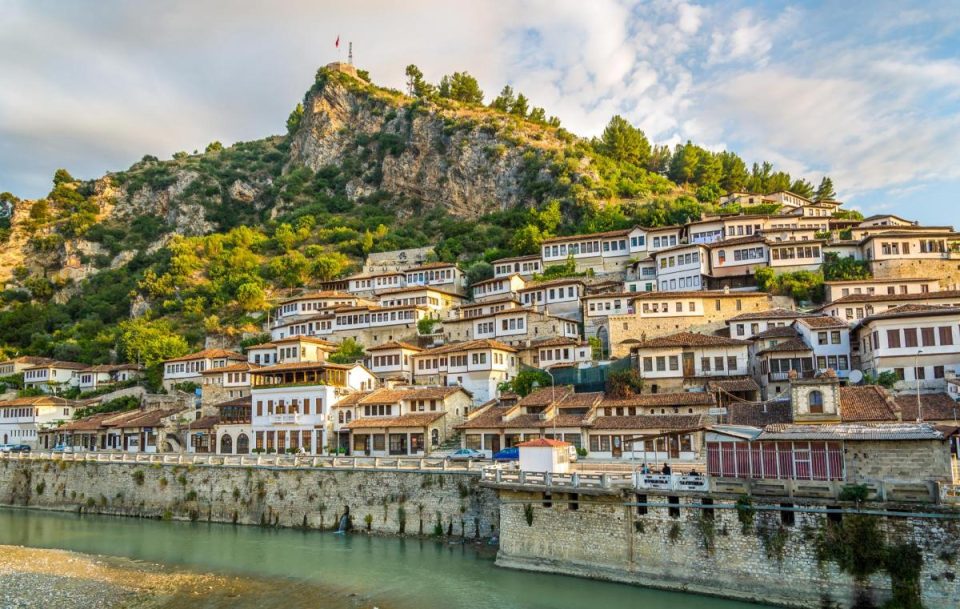 media-britanike:-shqiperia-kryeson-mes-destinacioneve-me-te-mira-per-pushime