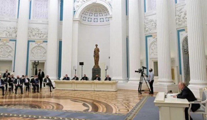 “te-pasur-dhe-mbeshtetes-te-heshtur-te-kremlinit”-bbc:-si-i-ka-mbajtur-putini-miliarderet-e-rusise-ne-anen-e-tij-gjate-luftes