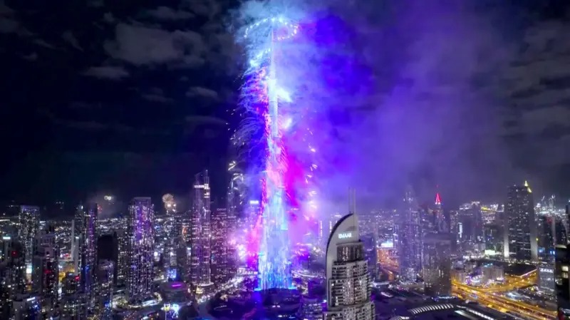 video/-emiratet-e-bashkuara-arabe-mirepresin-vitin-e-ri-2026-me-shfaqje-spektakolare-fishekzjarresh-ne-burj-khalifa