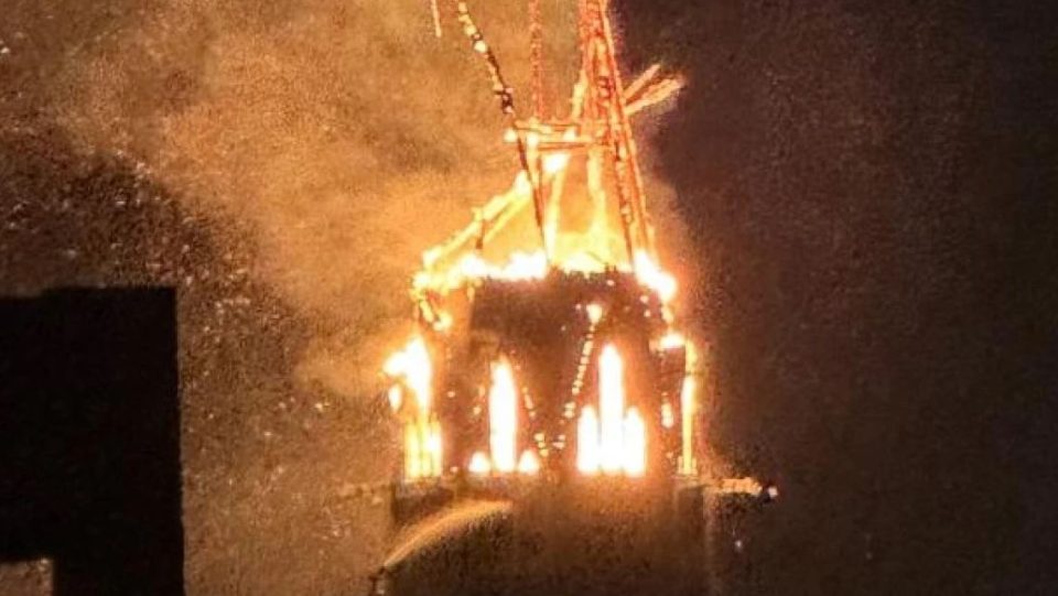 video/-zjarri-rrafshon-kullen-e-kishes-dy-shekullore-ne-amsterdam!-shkak-dyshohet-hedhja-e-fishekzjarreve-gjate-festimit-te-nderrimit-te-viteve