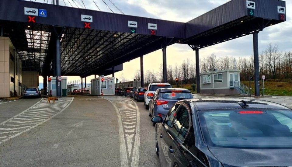 gjendje-e-qete-ne-pikat-kufitare,-pritje-deri-ne-15-minuta