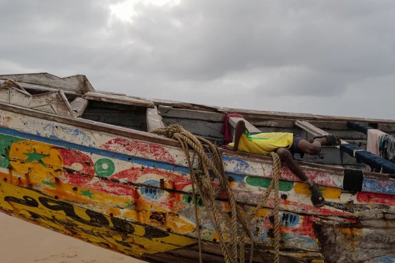 te-pakten-shtate-te-vdekur-dhe-dhjetera-te-zhdukur-pas-permbysjes-se-nje-varke-migrantesh-prane-gambise