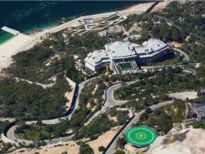 foto/-me-spital-privat,-plazh-artificial-dhe-tualete-te-arta,-brenda-viles-“sekrete”-100-milione-euroshe-te-vladimir-putinit-ne-krimene-e-pushtuar