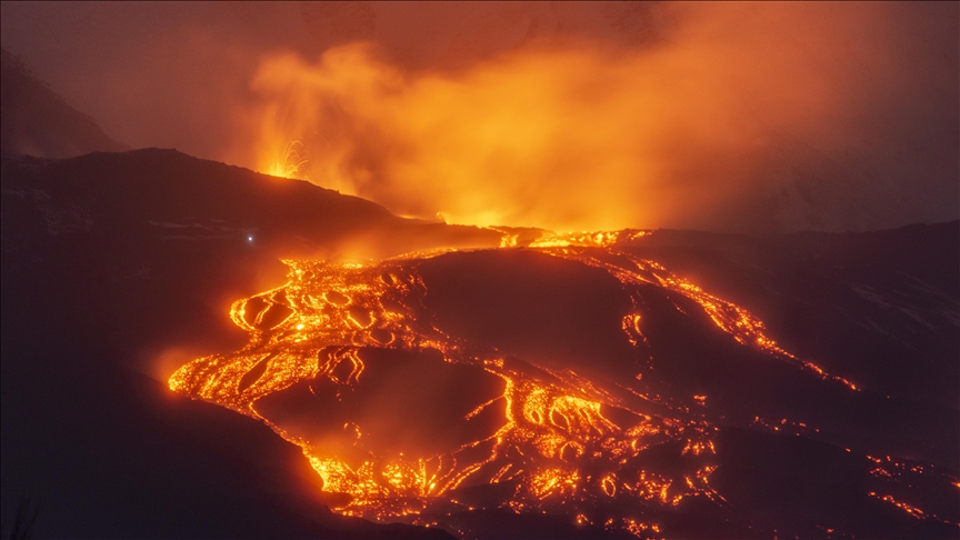 llava-vijon-te-rrjedhe-ne-malin-etna-te-italise,-teksa-hapet-nje-carje-e-re