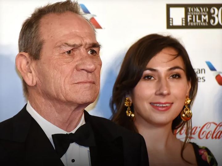 vdekja-e-mistershme-e-vajzes-se-aktorit-tommy-lee-jones,-telefonata-ne-polici-nga-hoteli-luksoz-dhe-cfare-eshte-thirrja-me-kodin-“od”…