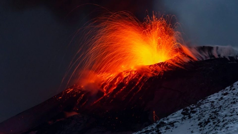 video/-vullkani-etna-shperthen-perseri-me-terbim,-shikoni-pamjet-e-frikshme-te-‘lumenjve’-te-llaves!