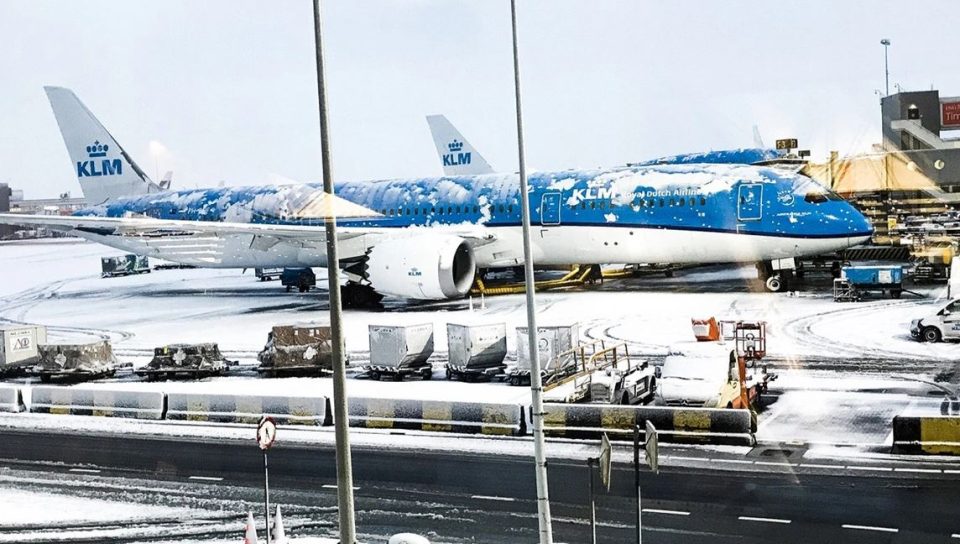 dimri-polar-gjunjezon-edhe-holanden,-qindra-anulime-dhe-vonesa-fluturimesh-ne-aeroportet-e-amsterdamit-e-eindhovenit-(foto)