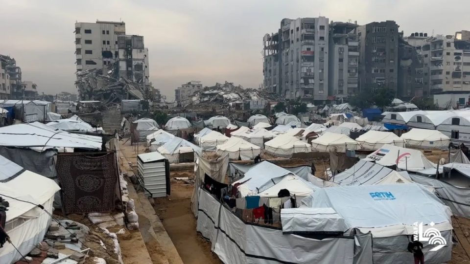 familjet-e-zhvendosura-mbijetojne-ne-kushte-te-veshtira-ne-gaza