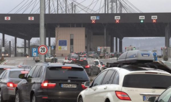 gjendja-ne-kufi,-pritje-deri-ne-tri-ore-ne-merdar