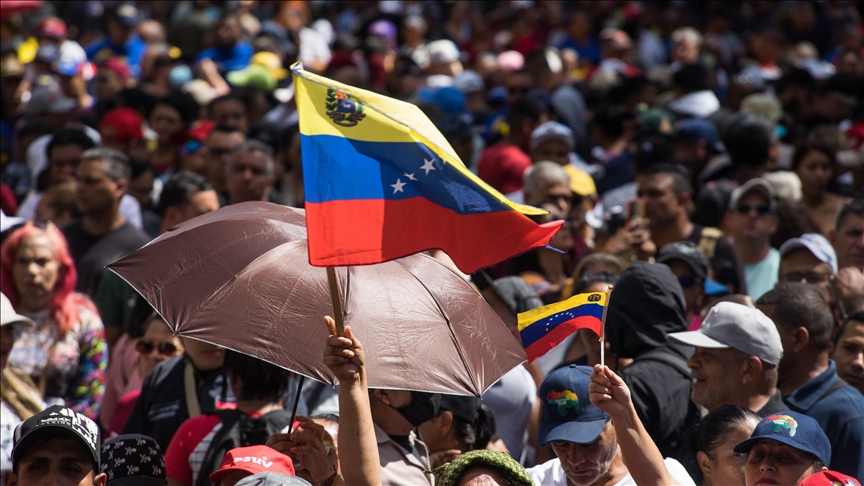 mbeshtetesit-e-maduros-protestojne-ne-karakas-mes-zhvillimeve-politike-ne-venezuele