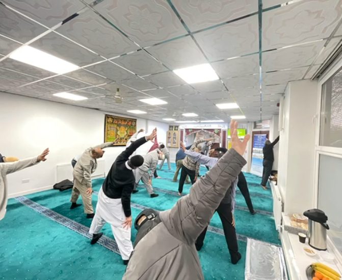 xhamia-ne-bradford-e-surprizuar-nga-video-virale-e-oreve-te-pilates-per-burra