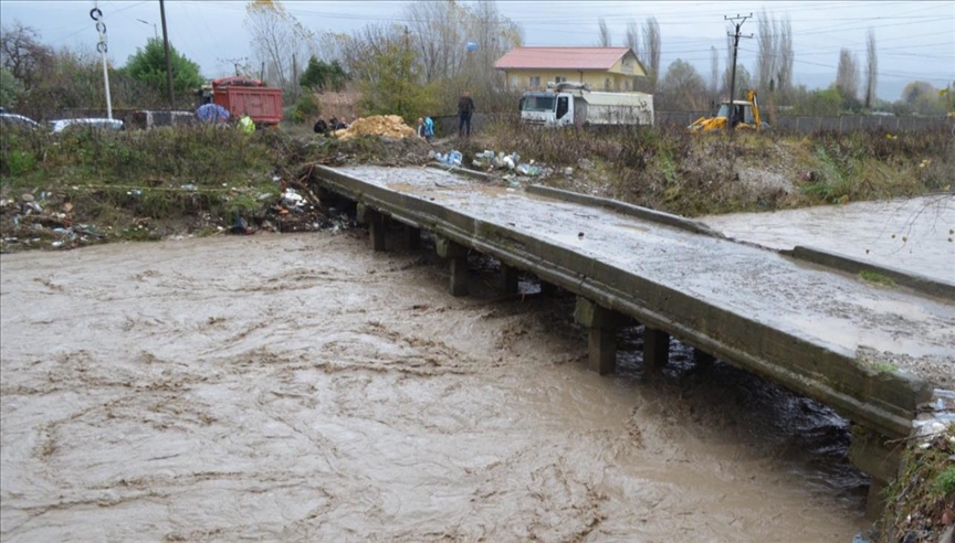 shqiperia-perfshihet-nga-moti-i-keq,-permbytje-dhe-pezullim-te-mesimit-ne-disa-zona