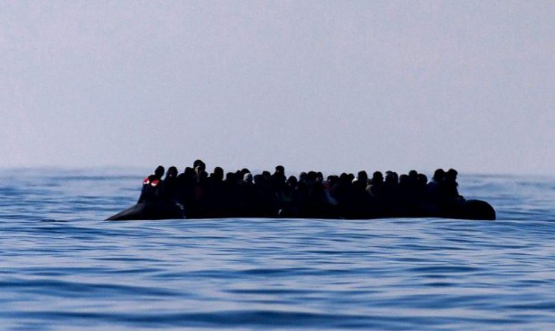 emigrantet-kalojne-kanalin-anglez-drejt-mbreterise-se-bashkuar-per-here-te-pare-ne-vitin-2026