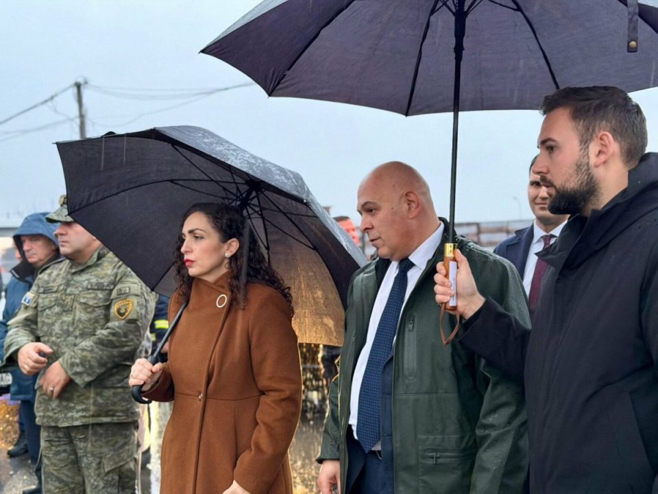 gjini-e-osmani-vizitojne-lagjen-dardania,-nje-nga-zonat-me-te-goditura-nga-vershimet