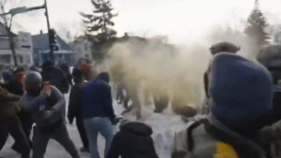 video/-te-shtena-me-arme-zjarri-ne-minneapolis-te-shba-ve,-perfshihen-edhe-agjentet-federale!