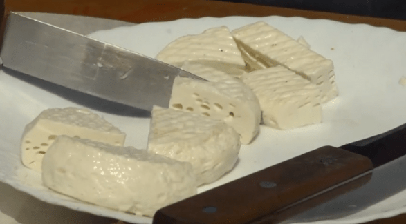 auv-njofton-per-pranine-e-mundshme-te-aflatoksines-m1-ne-djathin-mozzarella-nga-qumeshti-i-buallices