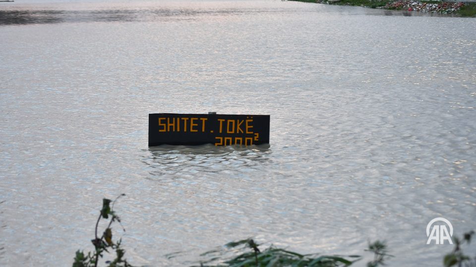 permbytje-ne-disa-qytete-ne-shqiperi,-vazhdojne-operacionet-e-evakuimit