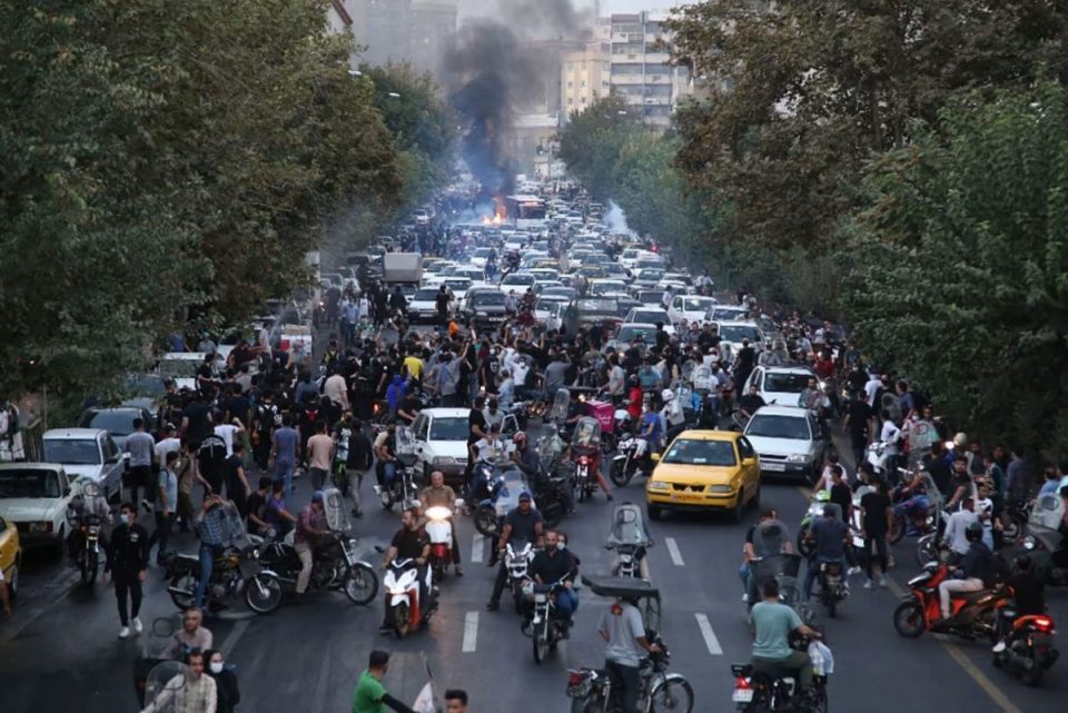 demonstratat-perhapen-ne-te-gjithe-iranin,-u-vihet-flaka-ndertesave-ne-teheran