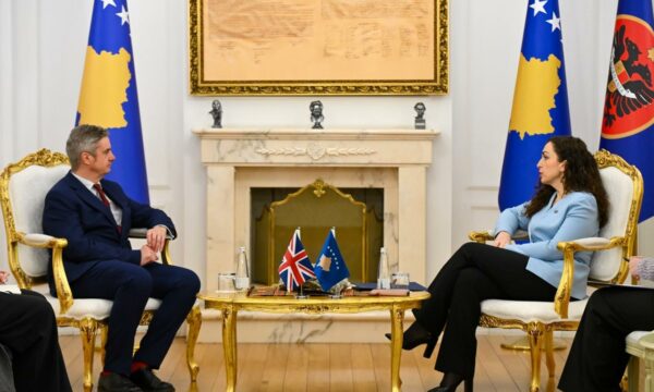 kosove/-presidentja-osmani-takon-ambasadorin-britanik,-ne-fokus-te-diskutimeve-krijimi-i-institucioneve-te-reja