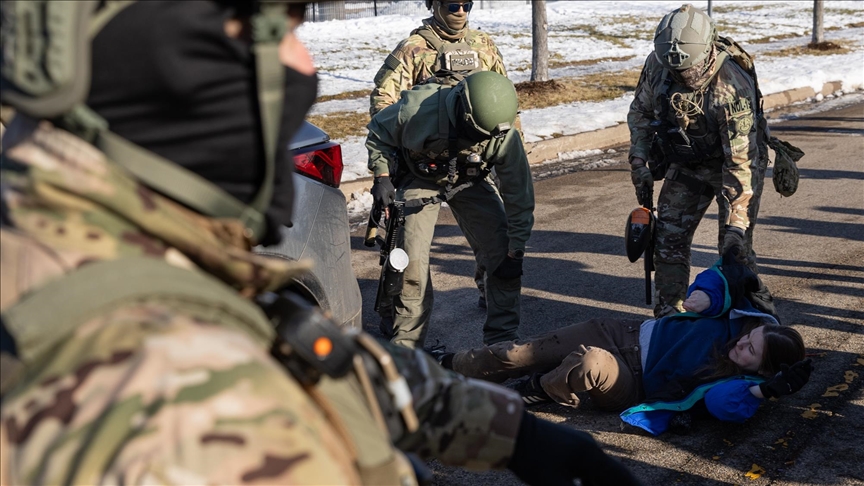 demonstruesit-anti-ice-dhe-kunder-protestuesit-perleshen-jashte-nje-ndertese-federale-ne-minneapolis