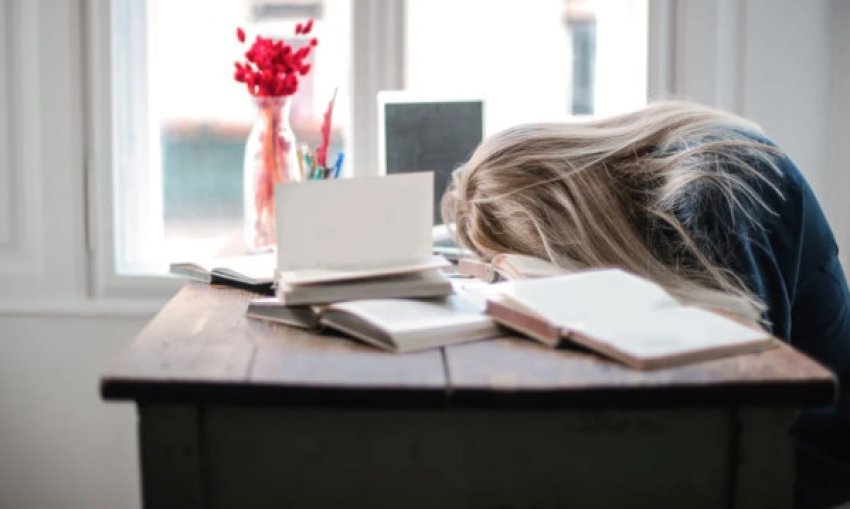 flini-gjume-gjate-dites?-ja-2-pasojat-qe-i-shkaktoni-shendetit