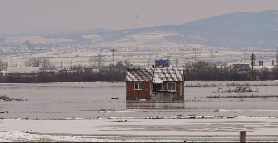 reshjet-e-shiut-sjellin-probleme-ne-kosove,-disa-rruge-te-mbyllura-per-qarkullim