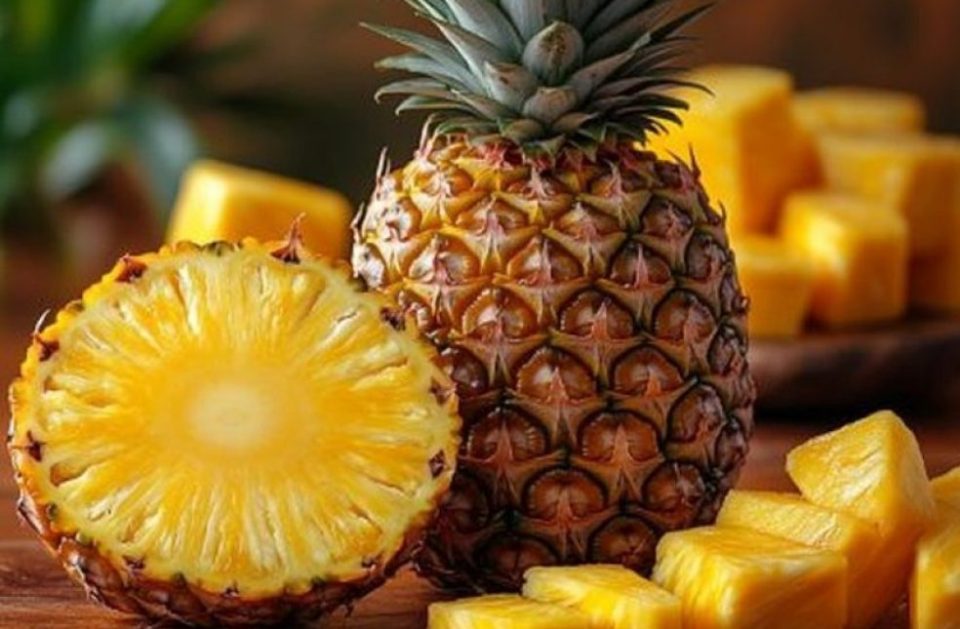 5-arsye-pse-duhet-te-konsumoni-ananas-pas-ushqimeve-te-renda-kete-periudhe