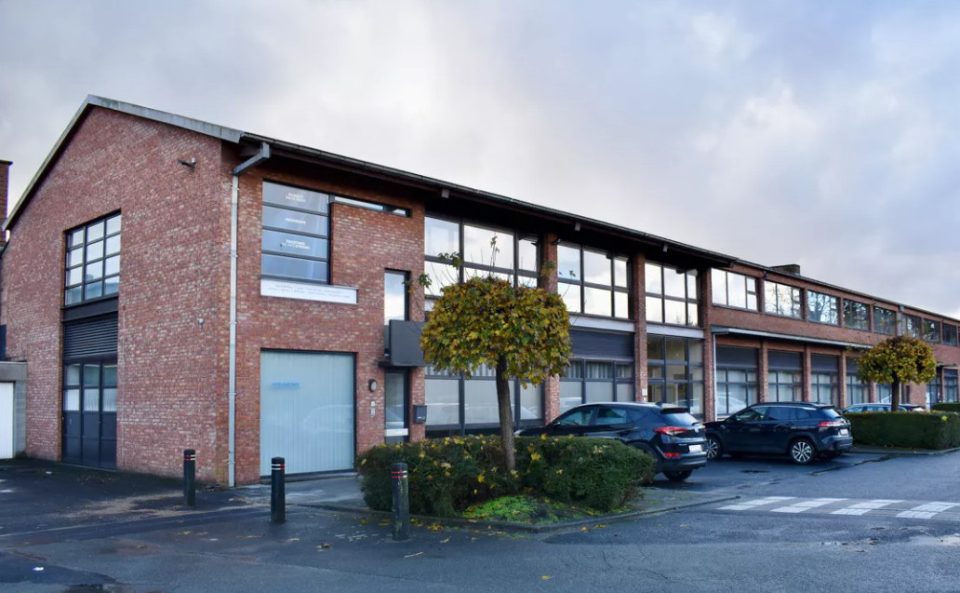 brugge-miraton-xhamine-e-pare-zyrtare,-duke-shenuar-nje-moment-historik-per-myslimanet