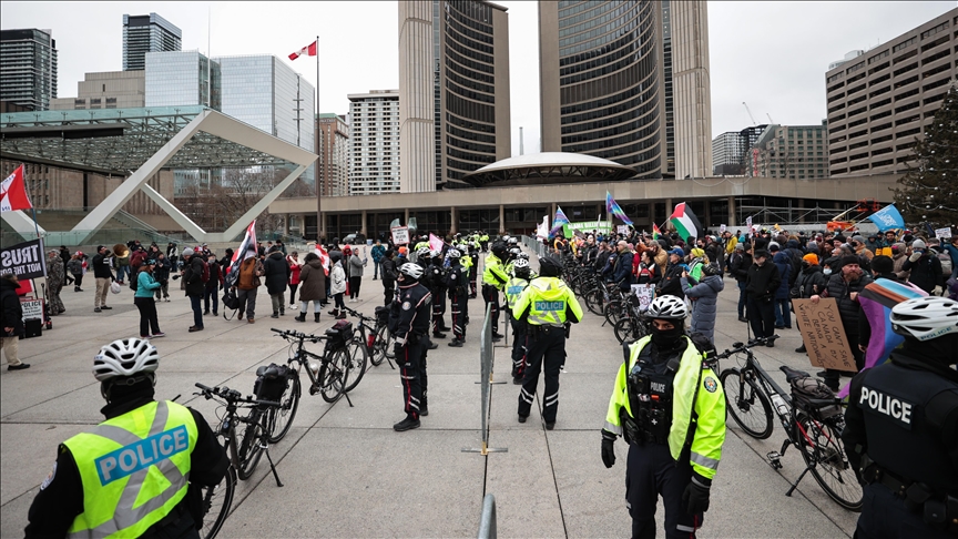 shperthejne-perleshje-ne-toronto,-tubimi-anti-imigracion-dhe-kunder-demonstrata-perfundojne-me-11-te-arrestuar