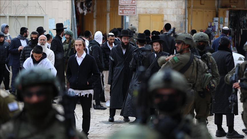 kolonet-izraelite-nen-mbrojtjen-ushtarake-bastisin-qytetin-e-vjeter-te-hebronit-ne-bregun-perendimor-te-pushtuar