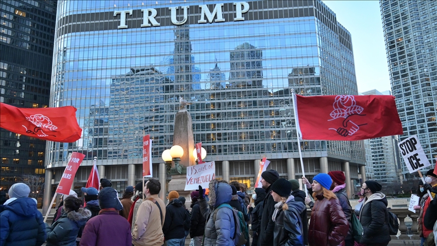 protestuesit-ne-chicago-marshojne-drejt-trump-tower-kunder-politikes-ndaj-venezueles-dhe-masave-ndaj-imigracionit