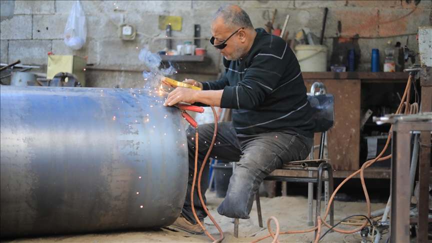 kovaci-palestinez-ne-gaza-me-nje-kembe-te-humbur-lufton-per-mbijetese