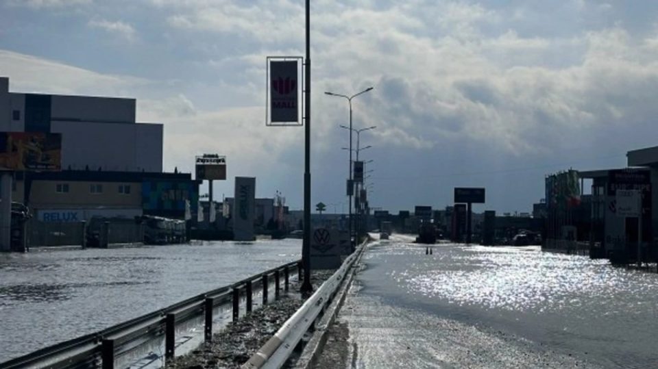 ​rruga-prishtine-ferizaj-edhe-sot-e-mbyllur,-askush-nuk-intervenoi