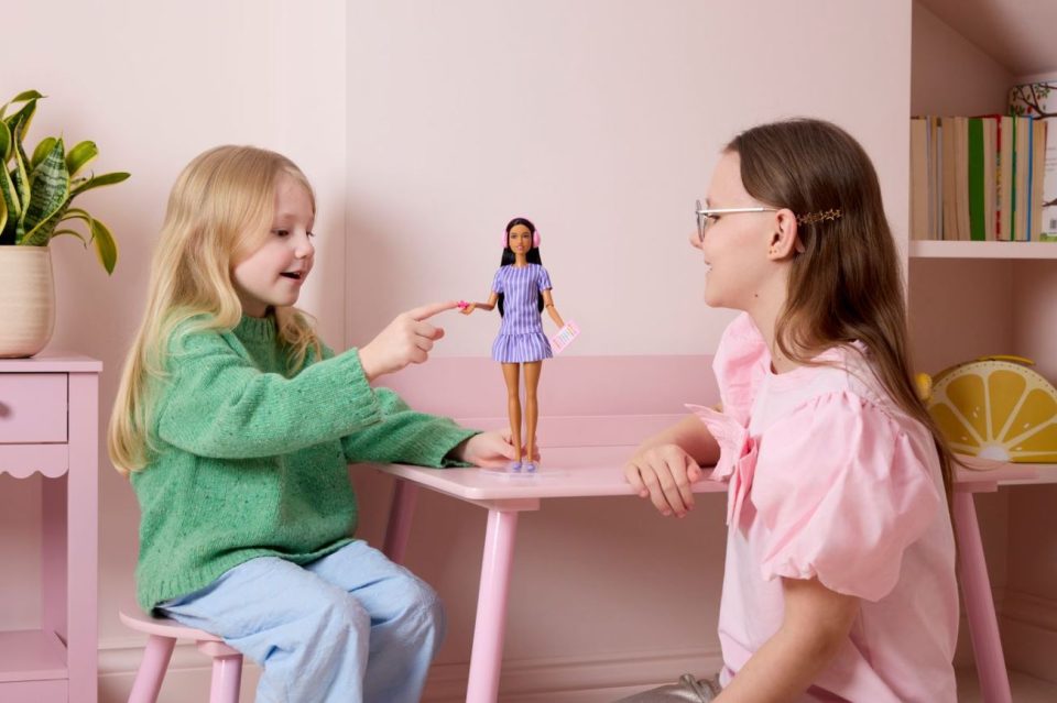 kompania-mattel-prezanton-barbie-n-e-pare-me-autizem-ne-histori,-ja-si-duket-kukulla-e-famshme