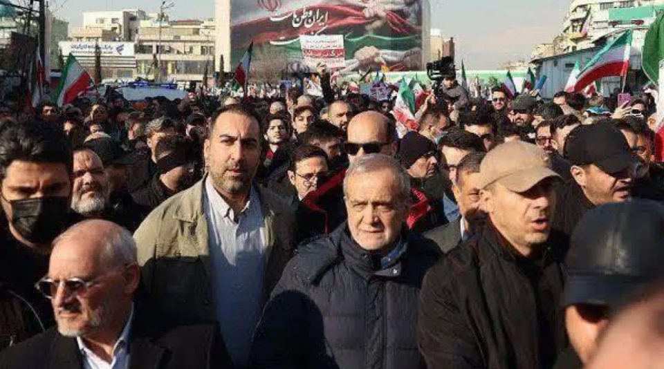 iran,-regjimi-organizon-protesta-pro-qeveritare-ne-teheran,-luten-dhe-per-viktimat-e-forcave-te-sigurise-gjate-protestave!