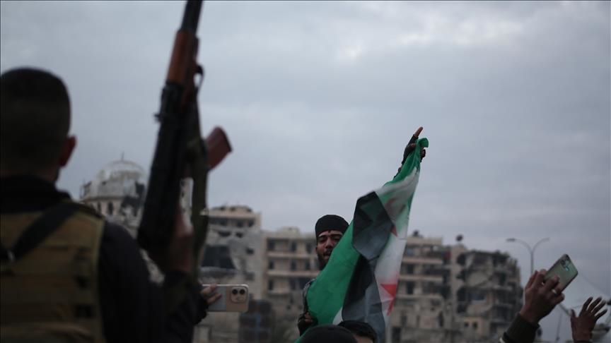 ushtria-siriane-e-quan-vendosjen-e-grupeve-te-armatosura-nga-sdf-ja-ne-halep-“pershkallezim-te-rrezikshem”